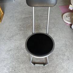 不二貿易 フォールディングチェア FB-32BK ブラック 折りたたみチェア 椅子 イス 合皮革張り 中古品 ①の画像