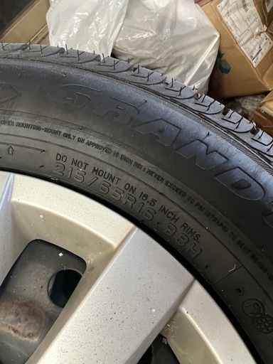 商談中5穴　トヨタ　215/65/16