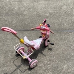 バズ足蹴り車とミニー三輪車の画像