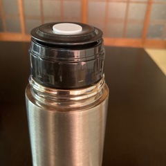 【新品未使用】ステンレスボトル　500ml 水筒　保温・保冷　カバー付き　シンプルの画像