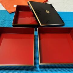 叙勲記念品菓子用化粧箱＋風呂敷 a set of boxes and wrapping cloth with chrysanthemum crestの画像
