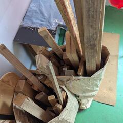 米袋いっぱいの木切れ！セット！薪などに！の画像