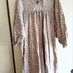 小さい花柄のワンピースの画像