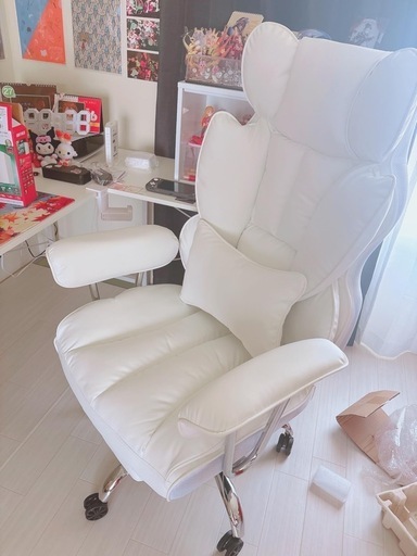 ゲーミングチェア　座り心地良い　白　未使用に近い　フットレスト付き、リクライニング可