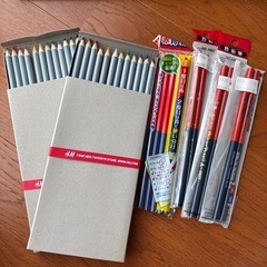 クレヨン・色鉛筆・赤青鉛筆・絵の具・のりの画像