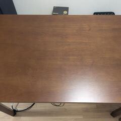 木製のダイニングテーブル