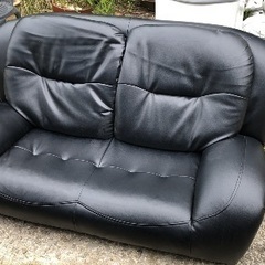 黒色のレザーソファー