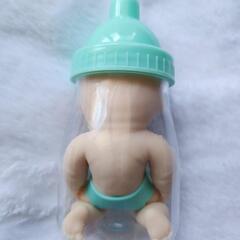 哺乳瓶に入った赤ちゃんの画像