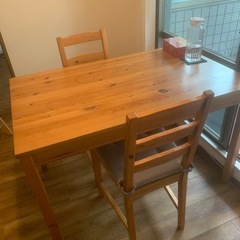 ダイニングテーブルと椅子二脚（5/25引取り限定）の画像