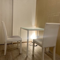 ガラステーブル、椅子の画像