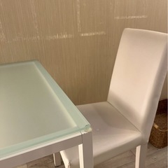 ガラステーブル、椅子の画像