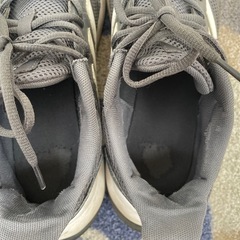 adidas スニーカーの画像