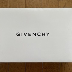 GIVENCHY