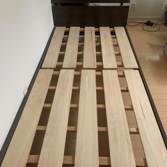 剥がれや傷がありますが、マットレスや布団を敷くと目立たないです。