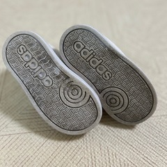 adidas くつ　13cm ストライプの画像
