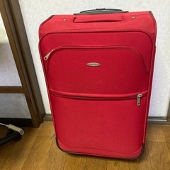 真っ赤なキャリーバック