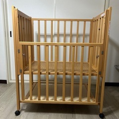 木製ベビーベッドの画像