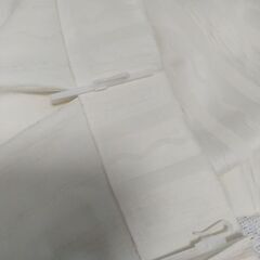 クリーム色カーテンとレースカーテンセットの画像
