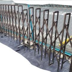 三協アルミ　アコーディオン 最大4m程　鍵穴付門扉　伸縮門扉