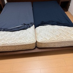 再投稿。四国のへそです！クイーンサイズベッドとサイドテーブル2台の画像