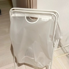 IKEAワゴンとランドリーバッグの画像