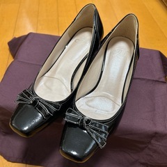 黒 パンプス