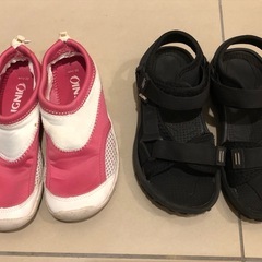 値下げ！中古　マリンシューズ　水遊びシューズ　22センチ、黒スポーツサンダル　21センチの画像