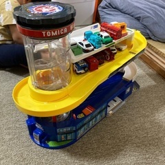 トミカ🔴スーパーオートトミカビルと駐車場の画像