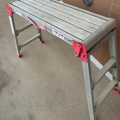 作業台としても使える脚立