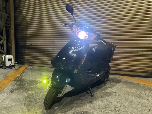YAMAHA ジョグ100 カスタム バッテリー等新品交換 すぐに乗りだせますので通勤、通学にいかがでしょうか？ LEDライトで明る〜い　4スト原付二種 100cc 最短で即日配送可能ですのでご相談ください！  検(アドレス V125 シグナス PCX リード)