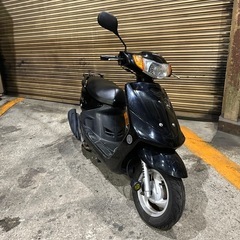 YAMAHA ジョグ100 カスタム バッテリー等新品交換 すぐに乗りだせますので通勤、通学にいかがでしょうか？ LEDライトで明る〜い　4スト原付二種 100cc 最短で即日配送可能ですのでご相談ください！  検(アドレス V125 シグナス PCX リード)の画像