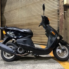 YAMAHA ジョグ100 カスタム バッテリー等新品交換 すぐに乗りだせますので通勤、通学にいかがでしょうか？ LEDライトで明る〜い　4スト原付二種 100cc 最短で即日配送可能ですのでご相談ください！  検(アドレス V125 シグナス PCX リード)の画像