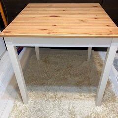 IKEAのテーブル