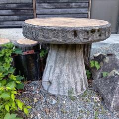 【取引中】コンクリート製テーブルとイス5脚の画像