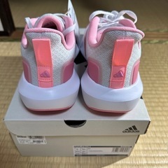新品 adidas (スニーカー)の画像