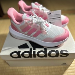 新品 adidas (スニーカー)