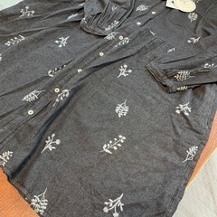 花柄刺繍 長袖ボタンアップ シャツワンピースの画像