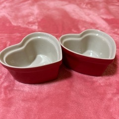 スイーツ型蓋付きカップ×2とハートの食器×2のセットの画像