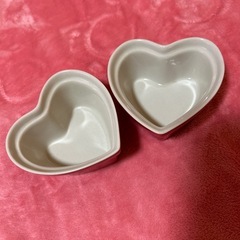 スイーツ型蓋付きカップ×2とハートの食器×2のセットの画像