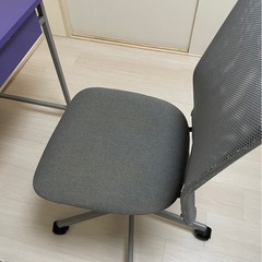 机と椅子の画像