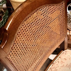 アンティーク調チェア　可愛らしい花柄　広めの座面の画像