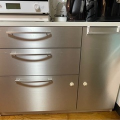 キッキン　キャビネット　剥がれ有り