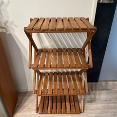 折りたたみ式のアウトドア棚の画像