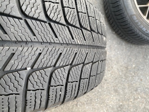 美品　5/18日限定　
225/60R18 スタッドレスタイヤ付き ホイール4本セット