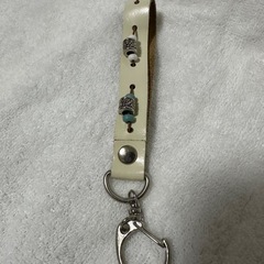 ハンドメイド ホワイトレザー ビーズ付きストラップ キーホルダーの画像