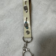 ハンドメイド ホワイトレザー ビーズ付きストラップ キーホルダー
