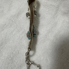 ハンドメイド ホワイトレザー ビーズ付きストラップ キーホルダーの画像