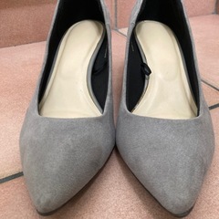 グレーパンプス 23.5cmの画像