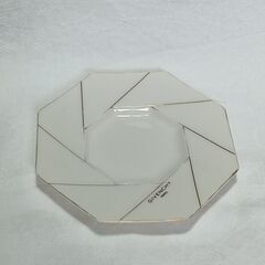 ❤ GIVENCHY(ジバンシー)の白地に金線模様の八角小皿とティーカップセット ❤の画像