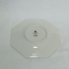 ❤ GIVENCHY(ジバンシー)の白地に金線模様の八角小皿とティーカップセット ❤の画像